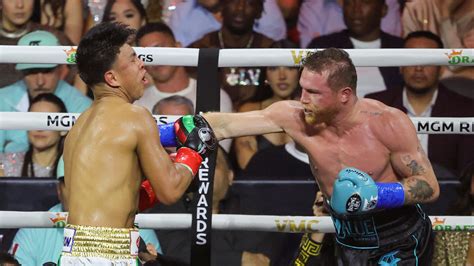 Сауль Альварес победил Мунгию и сохранил чемпионские .